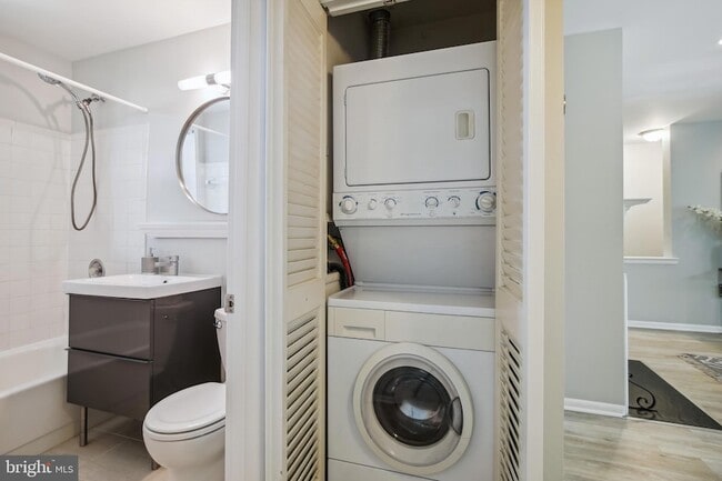 Building Photo - 2623 S Walter Reed Dr