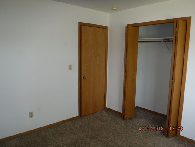Building Photo - 3 Bedroom Home- Close to Parks and Schools!!- Dog Negotiable!!