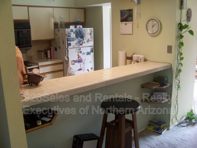 Building Photo - 111 E Oak Ave