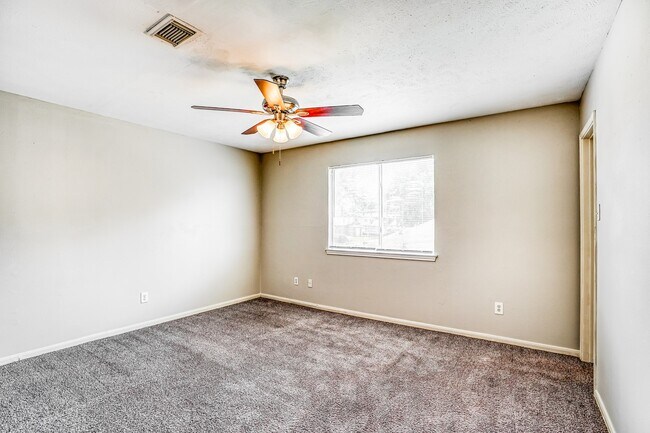 Building Photo - 518 Foxglove Dr
