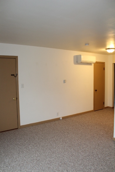 Building Photo - 223 W Decorah Rd