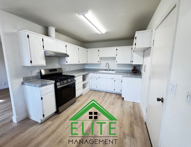 Building Photo - **For Rent: Beautifully Remodeled 3-Bedroo...