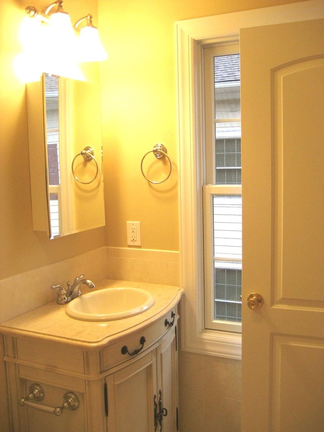 Building Photo - 330 Maple Ave