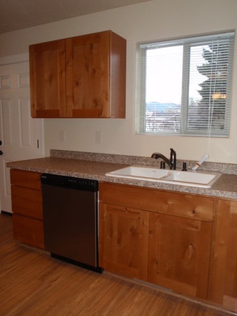 Building Photo - Half month free with a six month lease