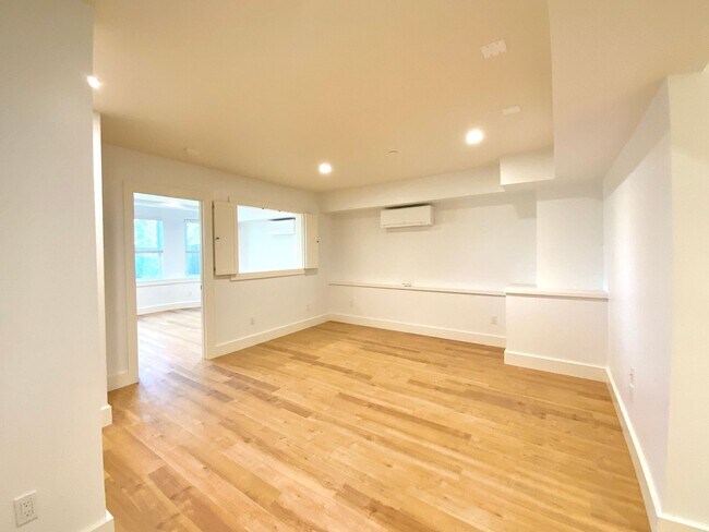 Building Photo - REMODELED 1BR in Haight! Yard Access. IN-U...