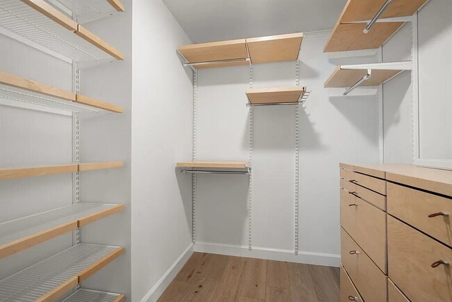 Building Photo - Sunny large 1 bedroom 1 bath condo