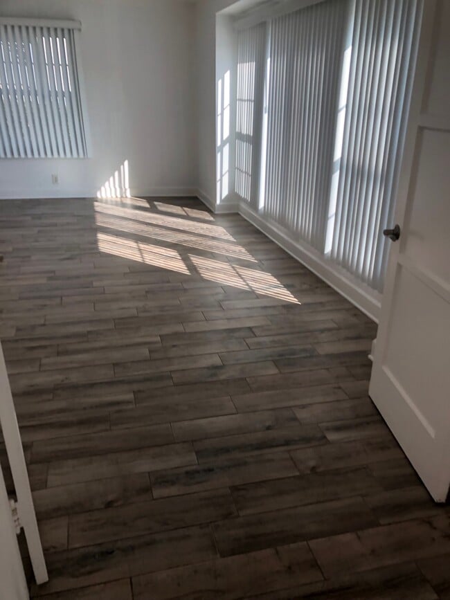 Building Photo - 5707 San Vicente Blvd