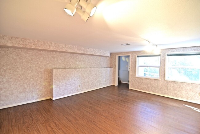 Building Photo - Lake Forest Park Four Bedroom