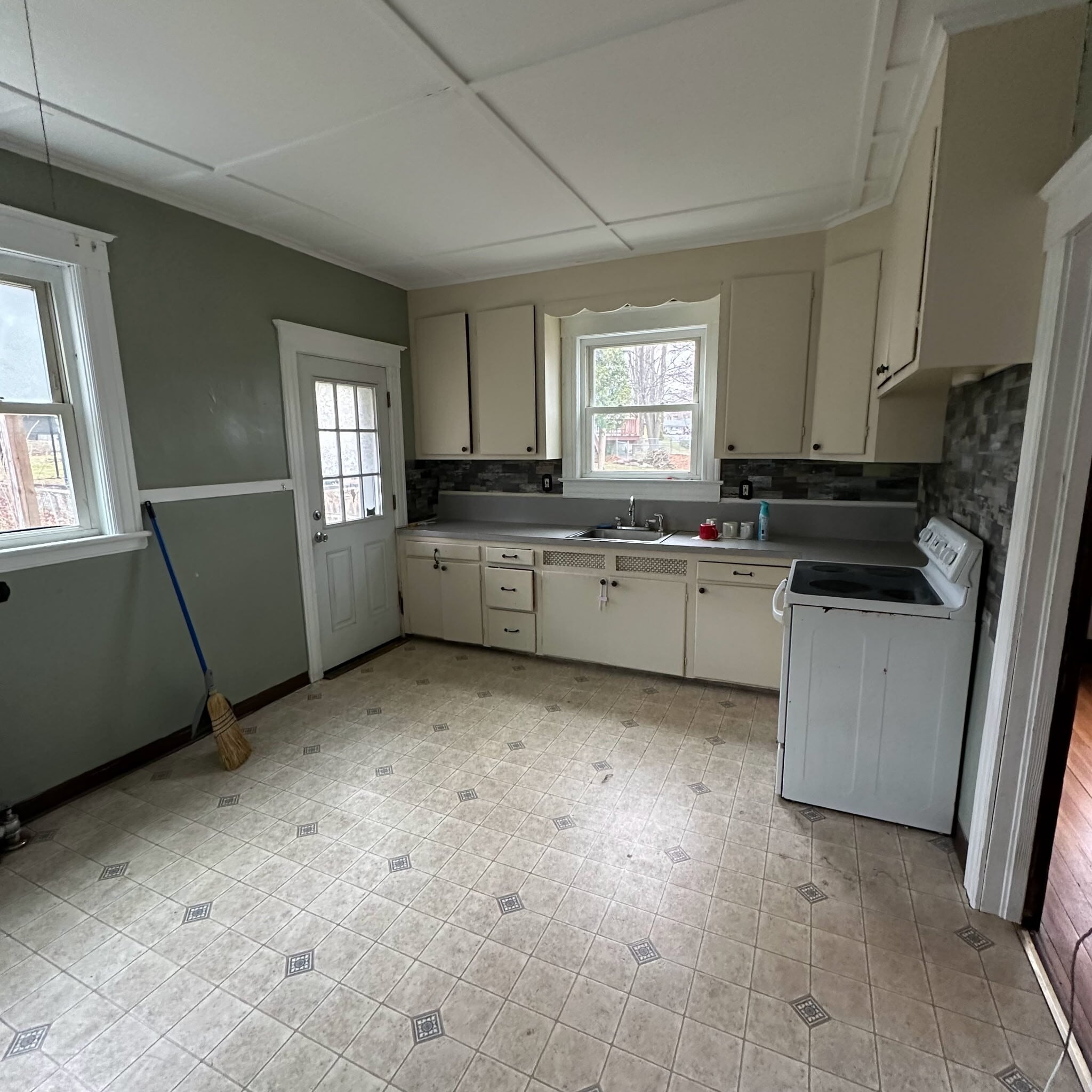 Kitchen - 18 Harris St