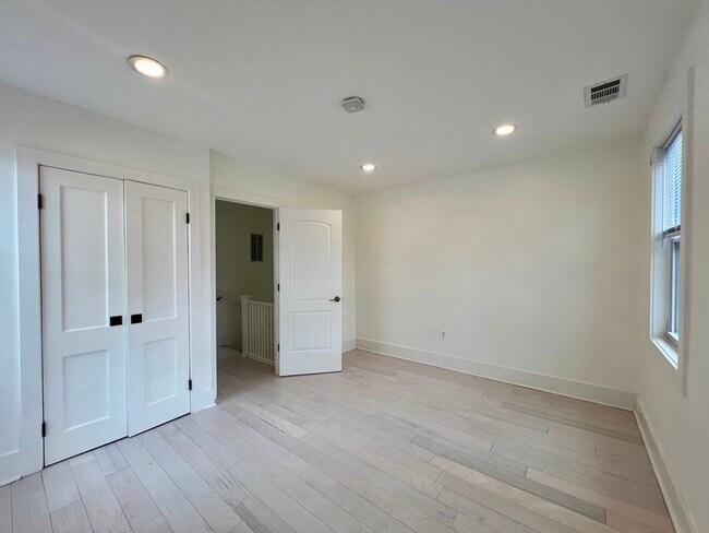 Building Photo - 1742 L St NE