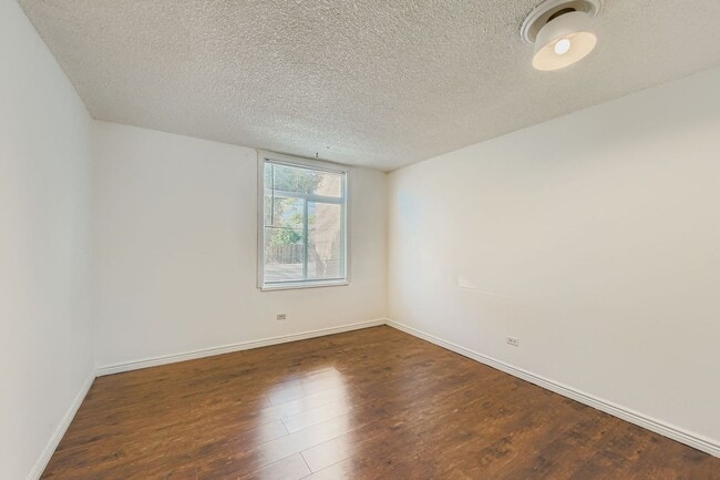 Building Photo - Beautiful & Modern 2 bedroom in Denver!