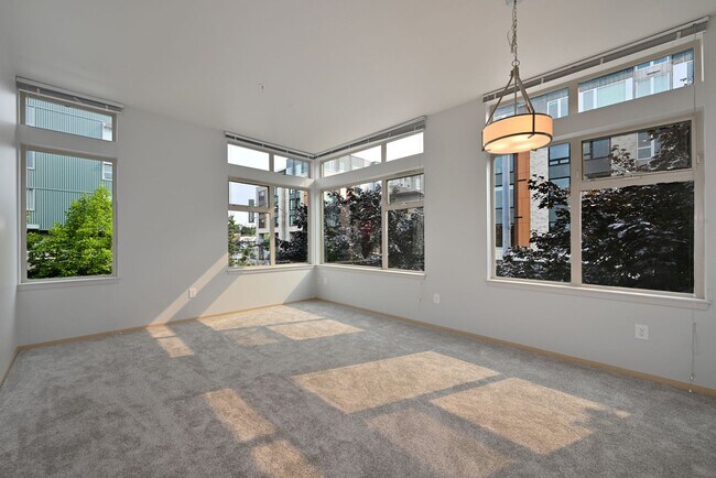 Building Photo - 425 23rd Ave S