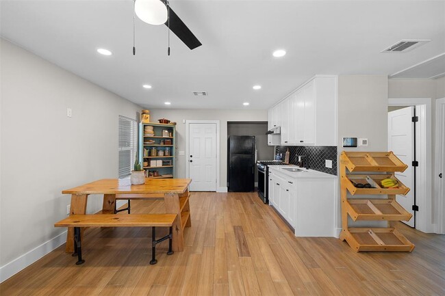 Building Photo - 823 Hickory St