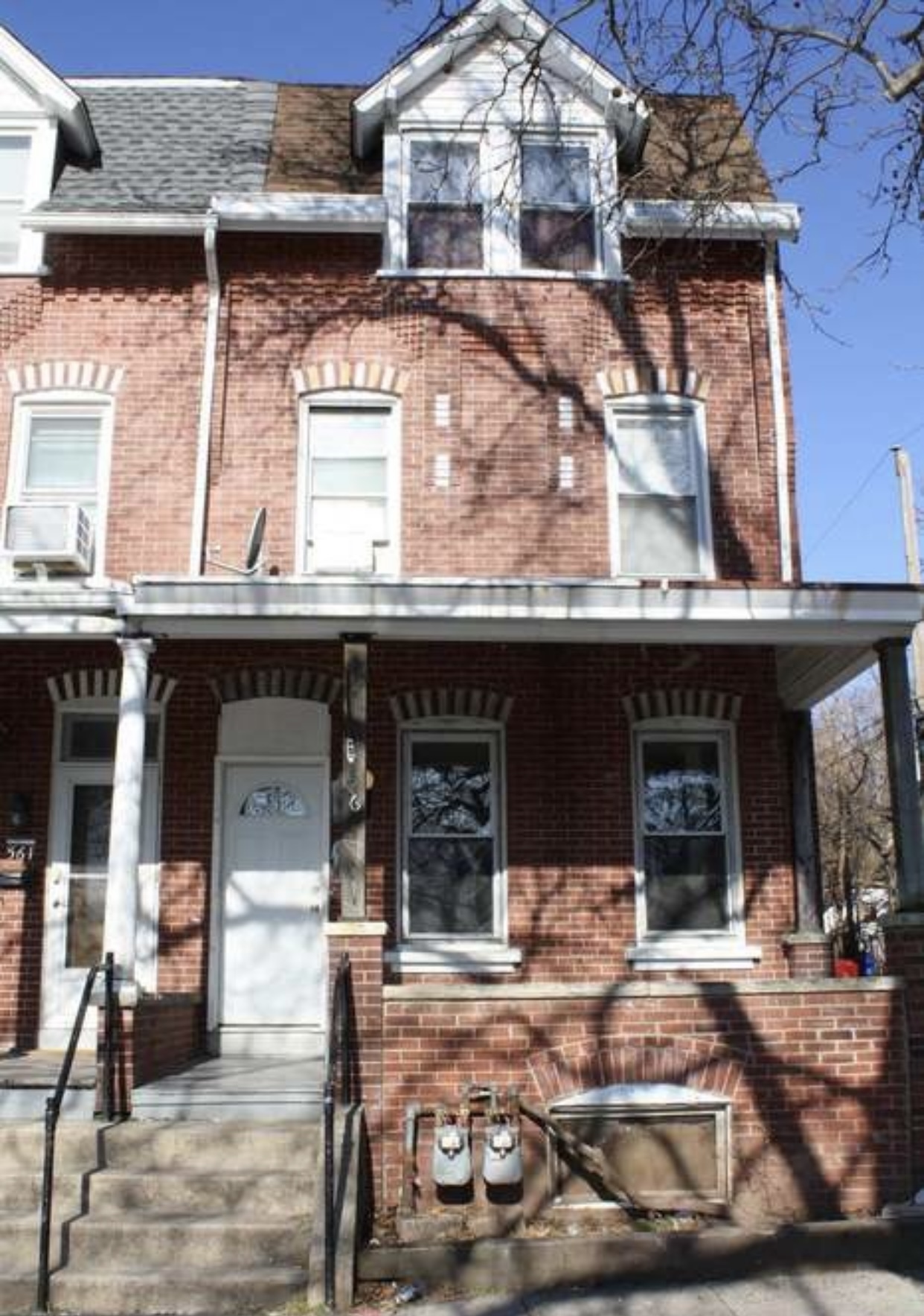 Building Photo - 563 Buttonwood St