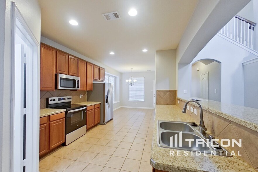 Building Photo - 15904 Alvarado Dr