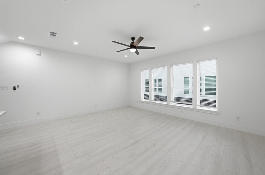 Building Photo - 7207 Mohawk Dr