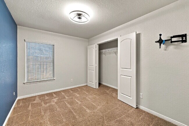 Building Photo - Spacious 4-Bedroom Home Near Lackland AFB with Private Backyard