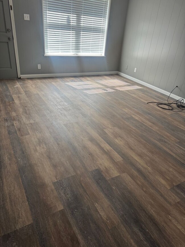 Building Photo - Completely Remodeled 3 Bed, 2 Bath Home in...