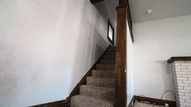 Building Photo - 3 Bedroom House