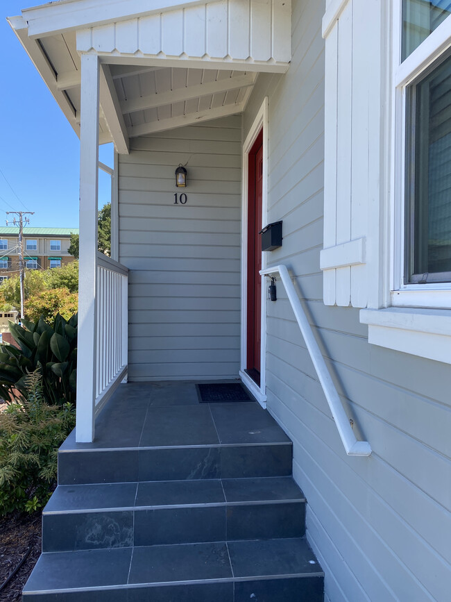 Lovely covered front porch - 10 Beresford Ct