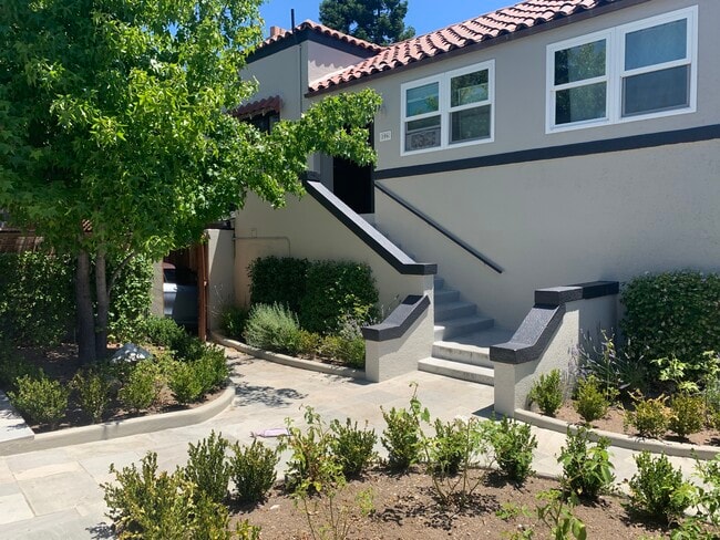 Gated shared courtyard - 106 Union St