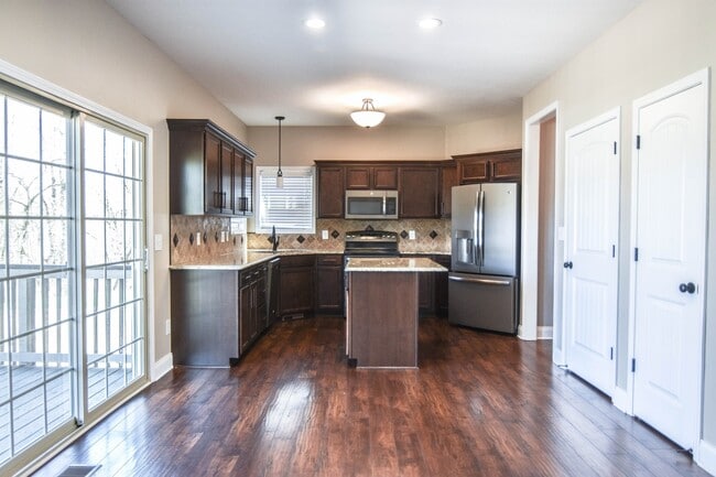 Building Photo - Dog Friendly Three Bedroom in Rossview!