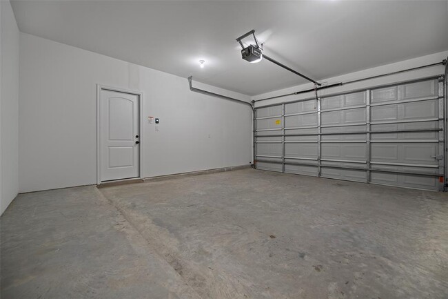 Building Photo - 1067 St Clair St