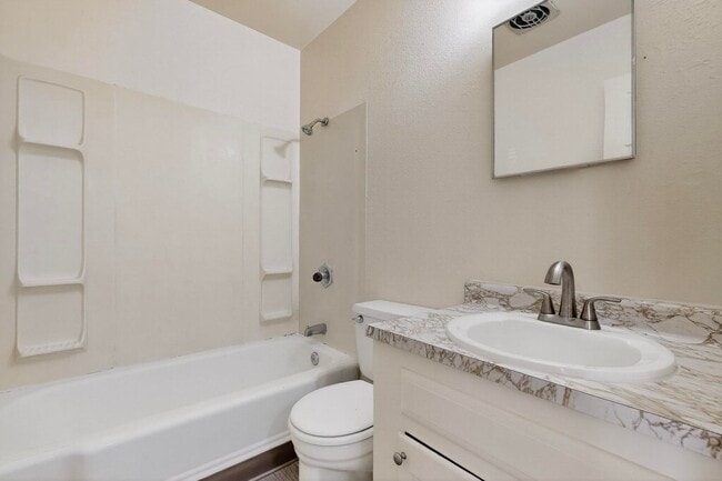 Building Photo - NE House 3/bd 1.75/ba 1/cg