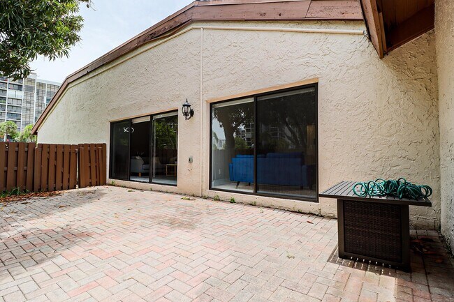Building Photo - 605 Leslie Dr