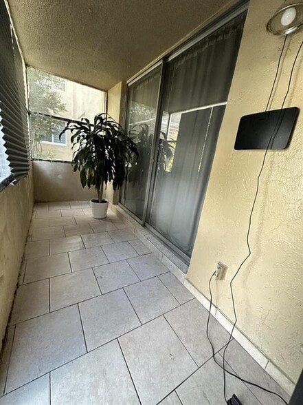 Building Photo - 410 NW 68th Ave