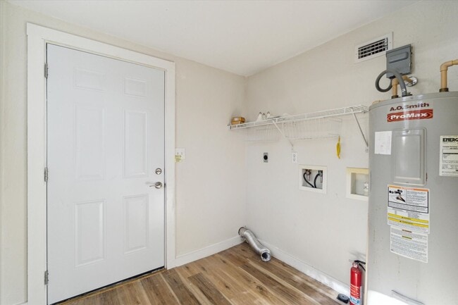 Building Photo - 4 Bedroom 2 Bath Home