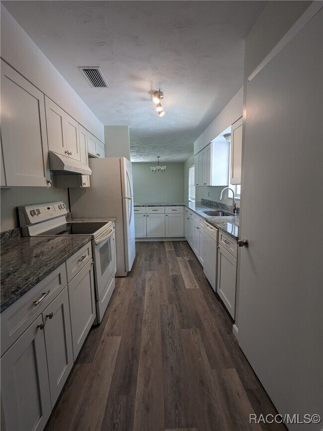 Building Photo - 35433 Crescent Dr