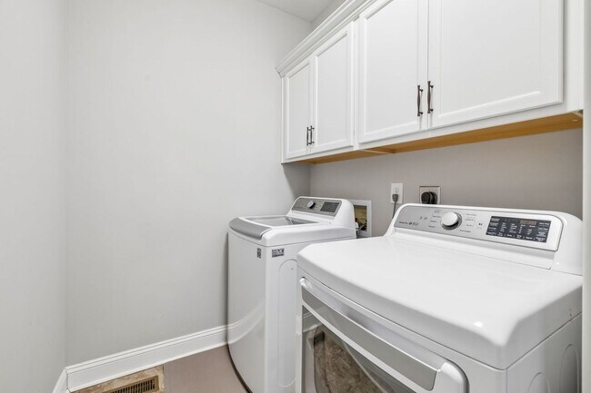 Building Photo - 8325 Turnbull Dr