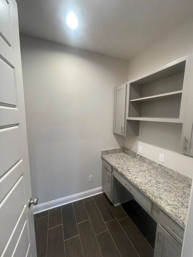 Building Photo - 814 Abita Chase