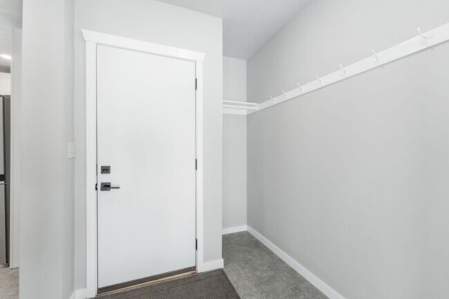 Building Photo - FURNISHED HOUSE! Short or Long Term! Large Newly Renovated Fully Furnished Modern 5 Bedroom Home ...