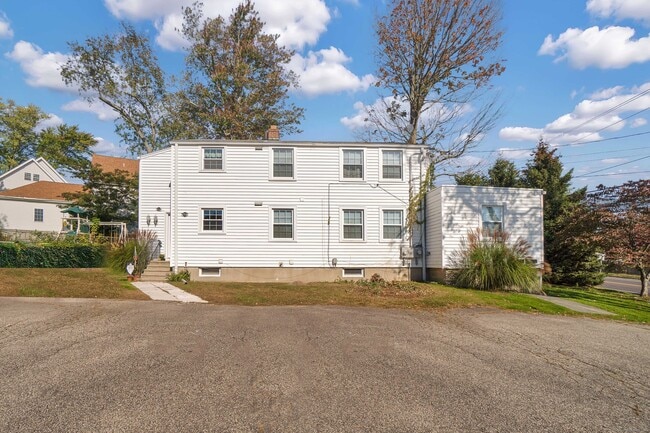 Building Photo - 981 Black Rock Tpke