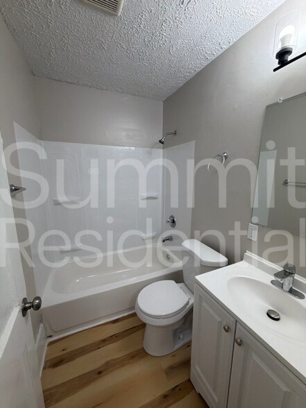 Building Photo - 3005 Linwood Ave