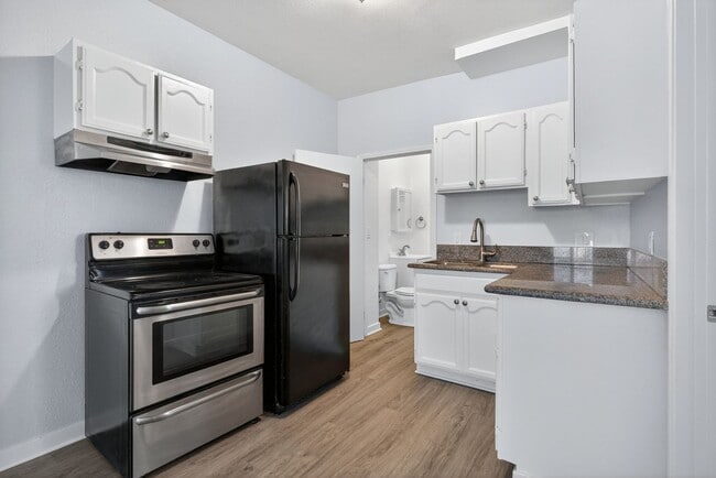 Building Photo - 2212 Myrtle Avenue