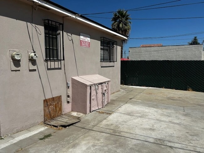 Building Photo - Private 1 Bed, 1 Bath Unit