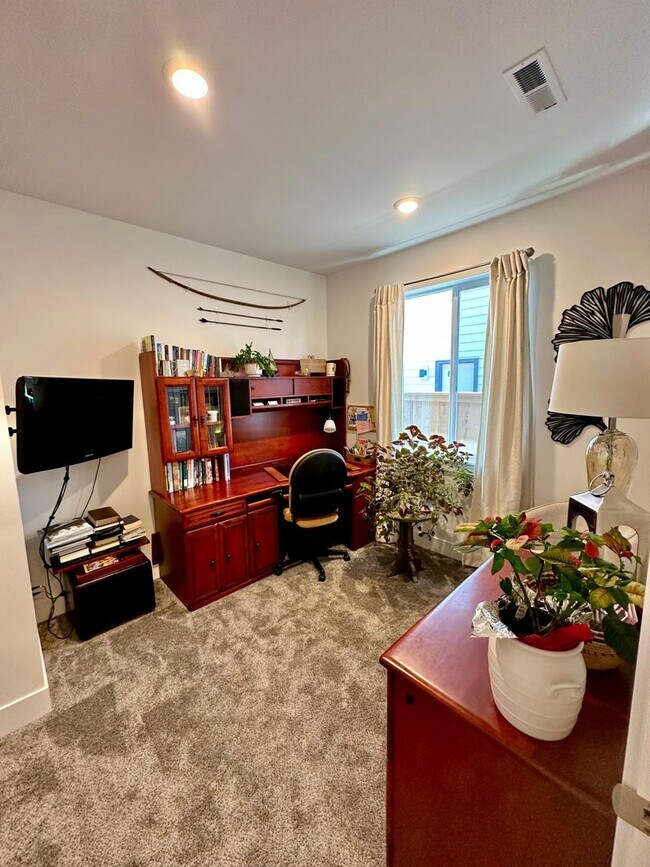 Building Photo - Gorgeous single-Level Pahlisch Home with a Fully Fenced Yard!