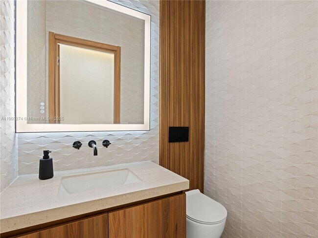 Building Photo - 543 NE 109th St