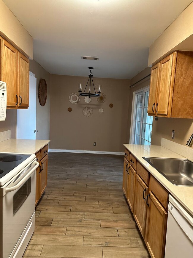 Building Photo - 2 Bedroom MISD House with Garage