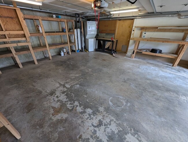 Building Photo - 2 bed/2.5 bath single family home w/ bonus...