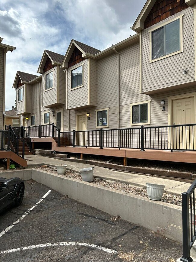 Building Photo - Available NOW, 2 bedroom townhome w/ AC - ...