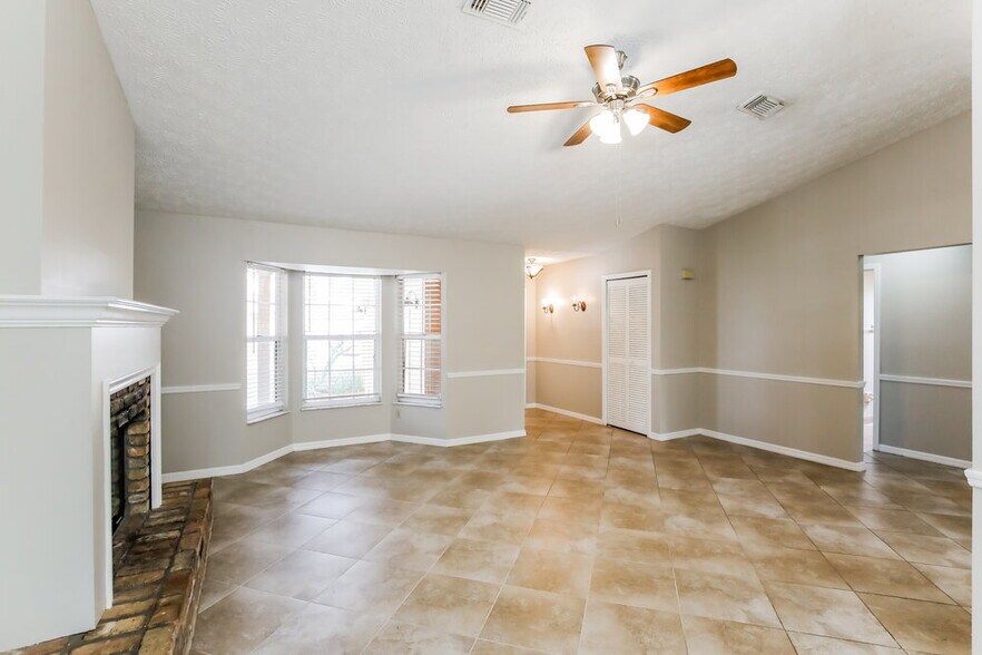 Building Photo - 222 SW Starflower Ave