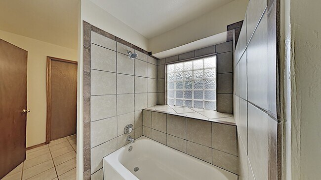 Building Photo - A Beautiful Spacious 3 Bedroom 2 Bathroom Home in Mustang Schools