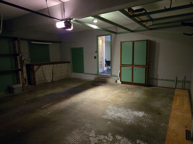 Building Photo - Beautiful two story, 3 bed, 1 full bath, 2...