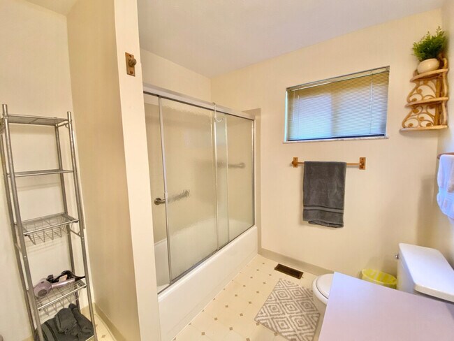 Building Photo - 1375 Rydalmount Rd