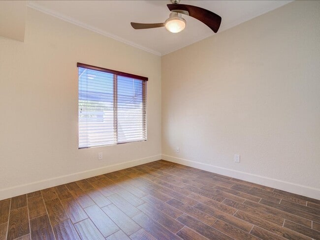 Building Photo - Highly desirable Summer Tree community featuring a 2bedroom 2bathroom ground-floor condo!