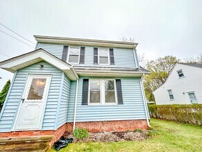 Building Photo - Lovely 3-bed Single Family Home in Hamden! Gorgeous Hardwood Floors throughout!